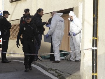 Agentes de la Policía a las puertas de la vivienda salmantina en la que se ha hallado el cadáver