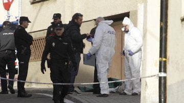 Agentes de la Policía a las puertas de la vivienda salmantina en la que se ha hallado el cadáver