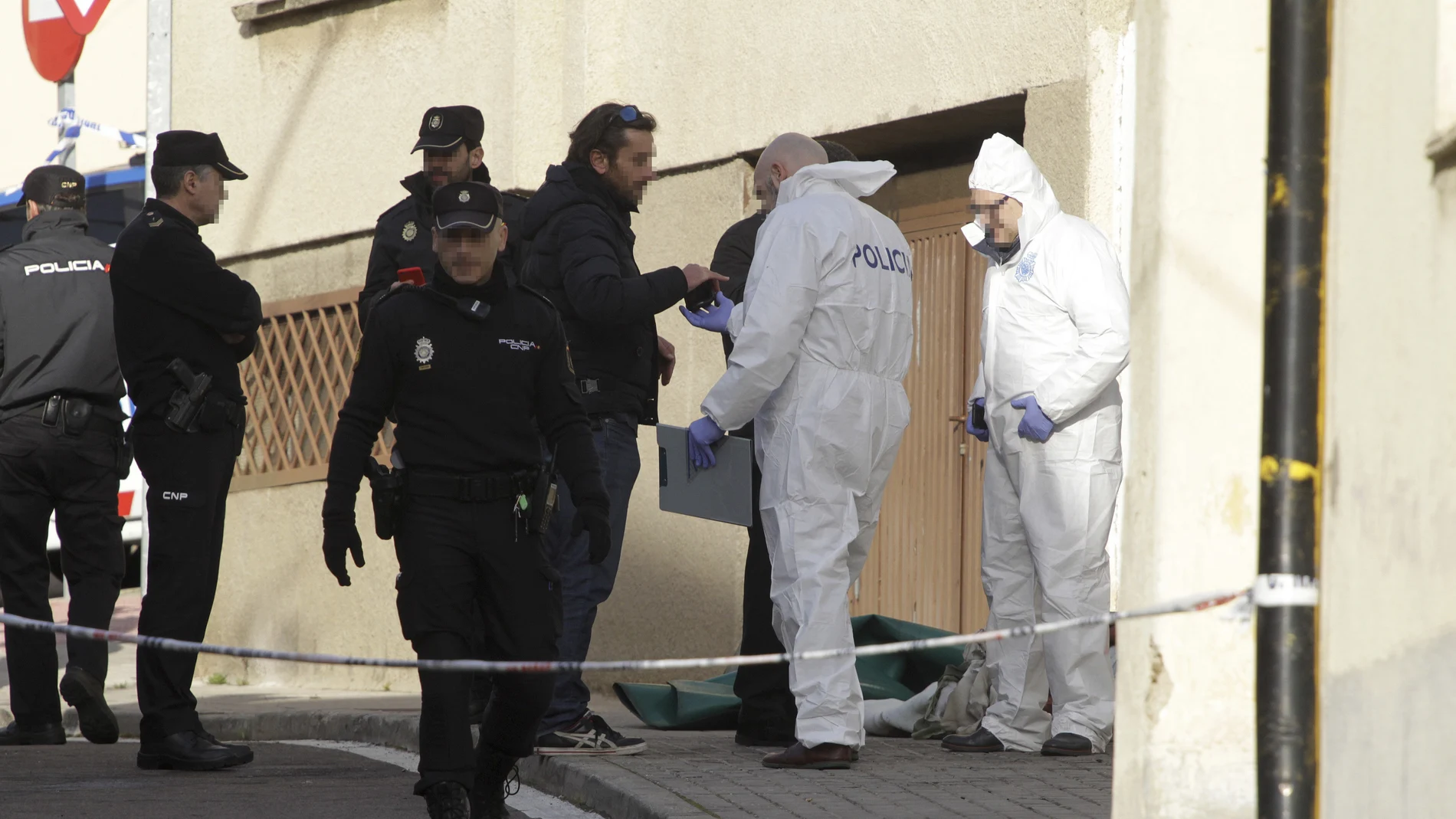 Agentes de la Policía a las puertas de la vivienda salmantina en la que se ha hallado el cadáver Agentes de la Policía a las puertas de la vivienda salmantina en la que se ha hallado el cadáver