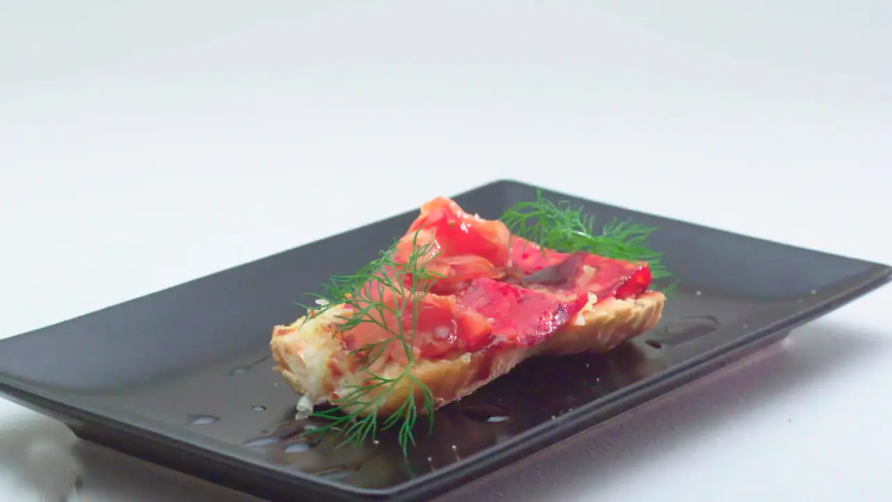 Bocadillo alemán de chorizo y queso gratinado