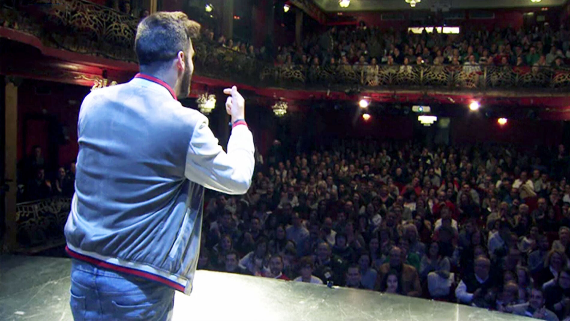 Un inocente p&uacute;blico asombrado ante la voz de "Pablo Albor&aacute;n"