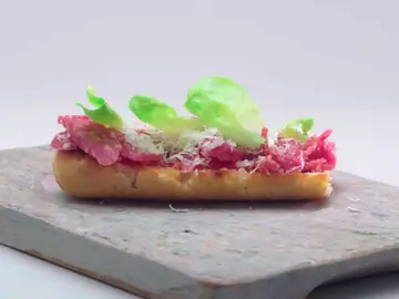 Tosta de embutidos con queso y tomate Tosta de embutidos con queso y tomate