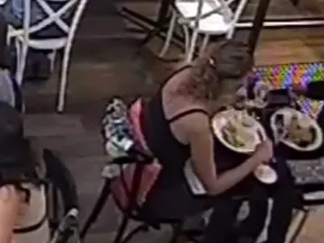 La mujer pone un pelo en su plato La mujer pone un pelo en su plato