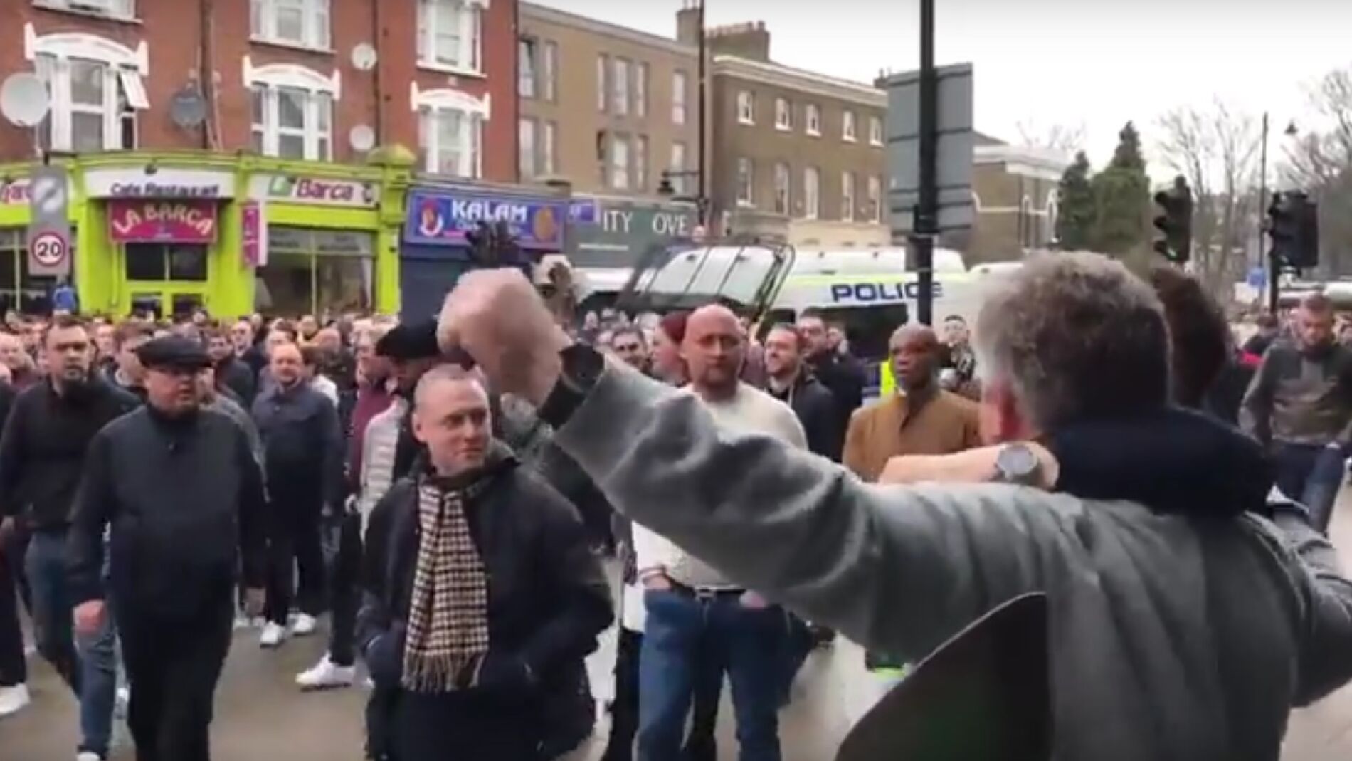 Pu&ntilde;etazo de un hincha del Millwall a uno del Tottenham