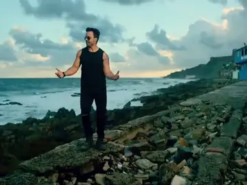 Frame 35.280281 de: Bailando "Despacito" en la Puerta de Alcalá Frame 35.280281 de: Bailando "Despacito" en la Puerta de Alcalá