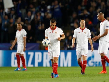 Los jugadores del Sevilla, cabizbajos tras el gol de Morgan