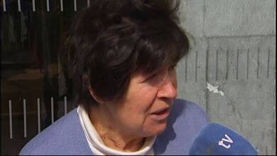 La madre de 64 años que hace poco tuvo gemelos lucha por recuperar a su otra hija: 