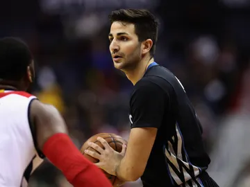 Ricky Rubio lleva el balón en un partido con los Timberwolves Ricky Rubio lleva el balón en un partido con los Timberwolves