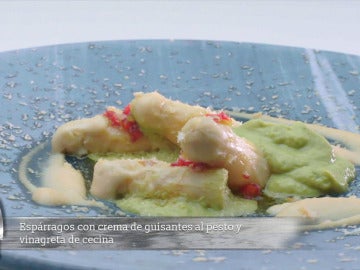 Espárragos con crema de guisantes al pesto y vinagreta de cecina