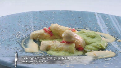Espárragos con crema de guisantes al pesto y vinagreta de cecina