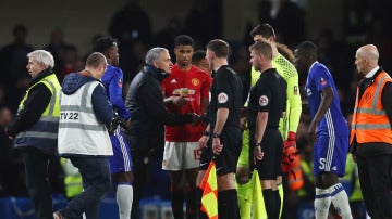 Mourinho protesta una jugada en el partido ante el Chelsea