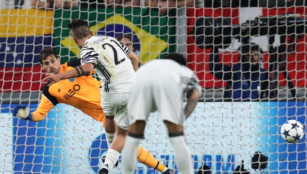 Dybala engañó a Casillas desde el punto de penalti