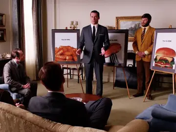 Don Draper presentando la campaña a Heinz Don Draper presentando la campaña a Heinz