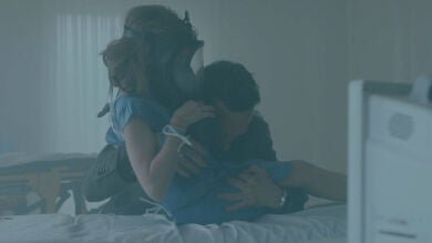 Álex pone en riesgo su vida por rescatar a Verónica