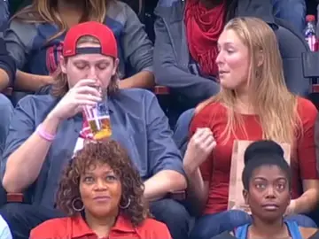 Una pareja acaba mal por una Kiss Cam Una pareja acaba mal por una Kiss Cam