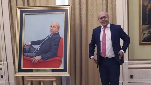 El exministro de Educación, José Ignacio Wert, posa junto a su retrato El exministro de Educación, José Ignacio Wert, posa junto a su retrato