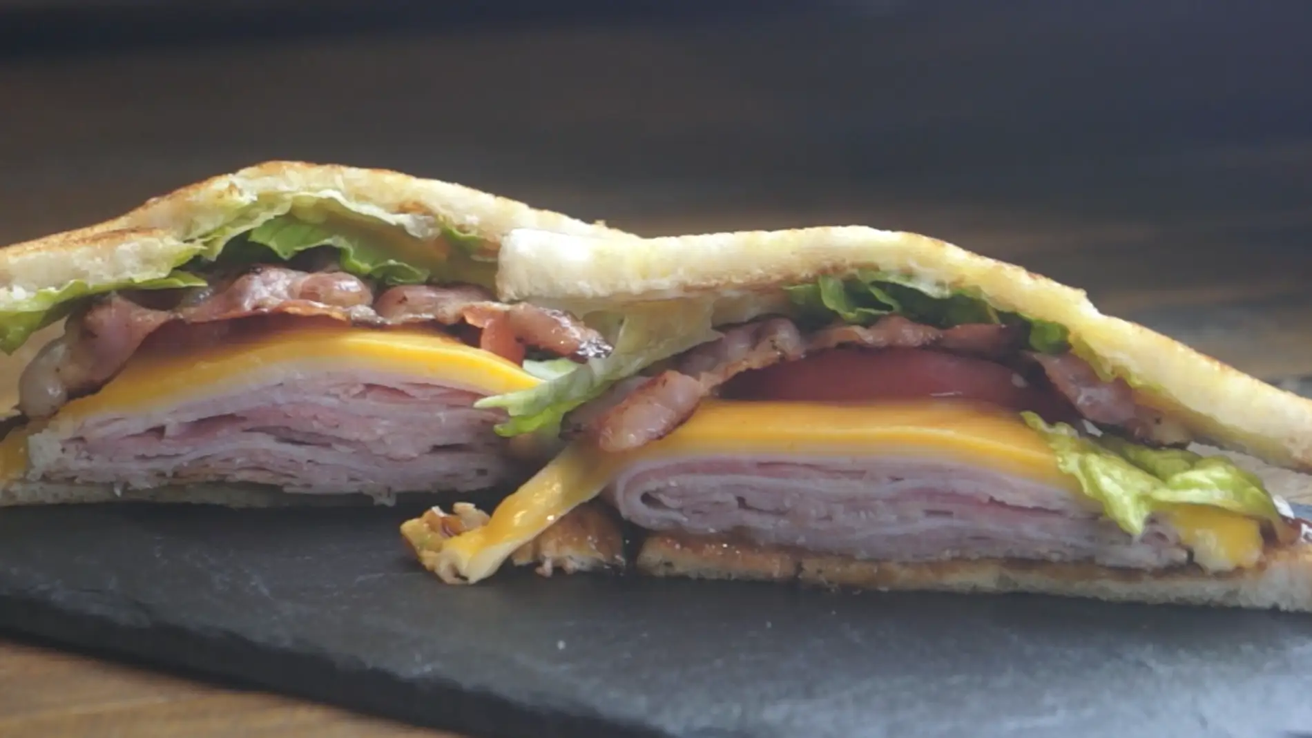 No te podrás resistir a este sándwich Clubhouse Grill