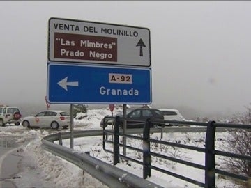 Frame 21.471975 de: Una nevada obliga a cortar la autovía A-92 y a desviar a decenas de vehículos