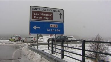 Una nevada obliga a cortar la autovía A-92 y a desviar a decenas de vehículos