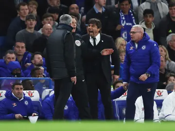 Conte y Mourinho discuten en la banda de Stamford Bridge Conte y Mourinho discuten en la banda de Stamford Bridge