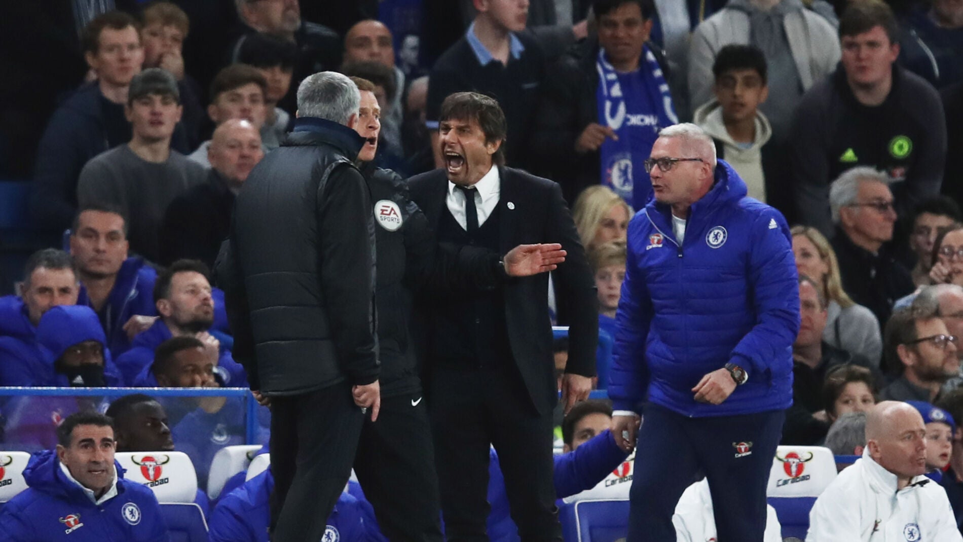 Conte y Mourinho discuten en la banda de Stamford Bridge