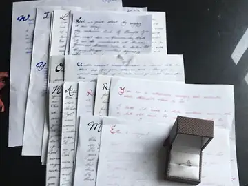 Las cartas que Timothy envió a su actual mujer Candice Catherine para pedirle matrimonio Las cartas que Timothy envió a su actual mujer Candice Catherine para pedirle matrimonio