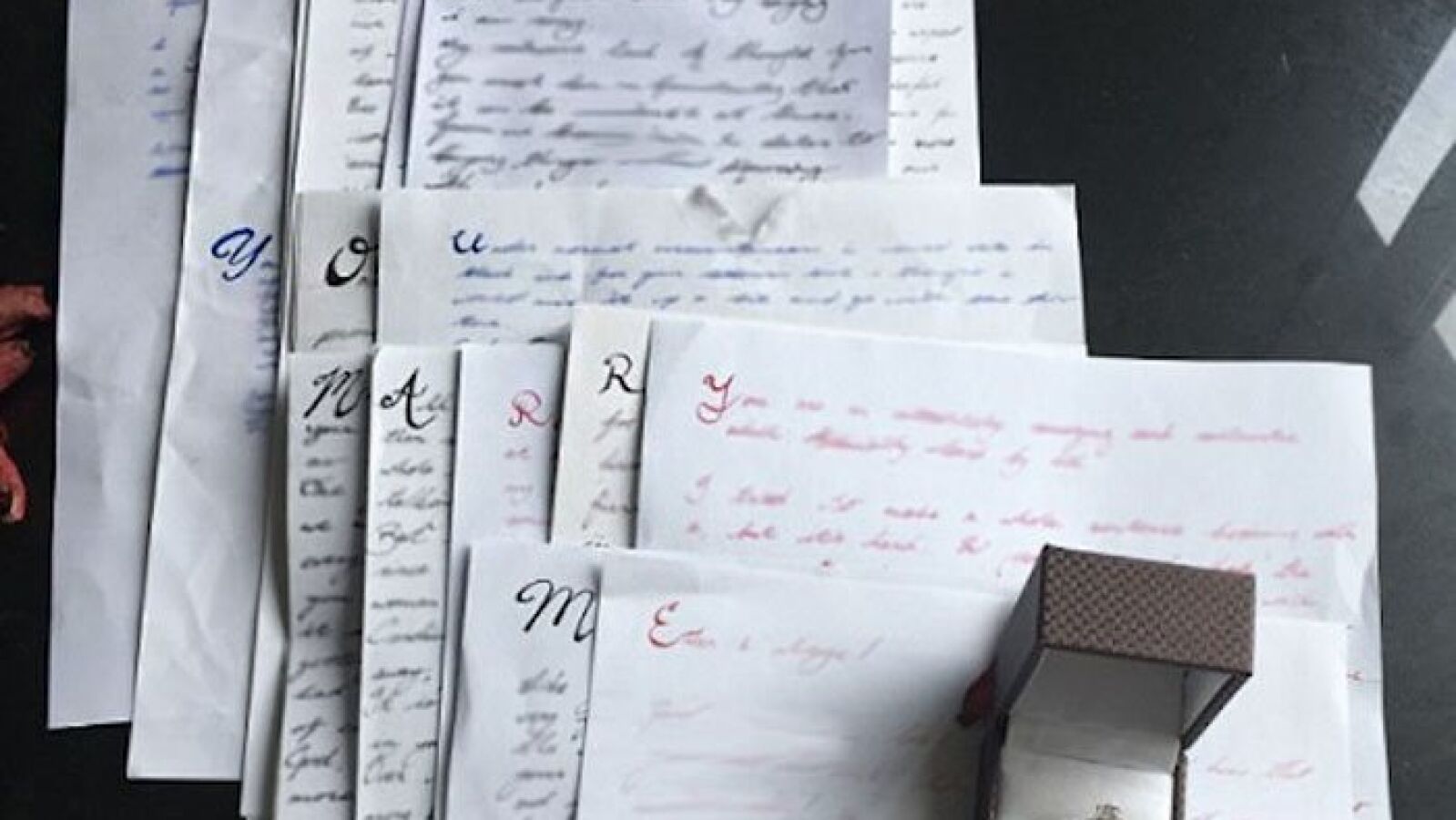 Pide matrimonio a su novia a través de las iniciales de las cartas que le escribió durante los tres años de relación
