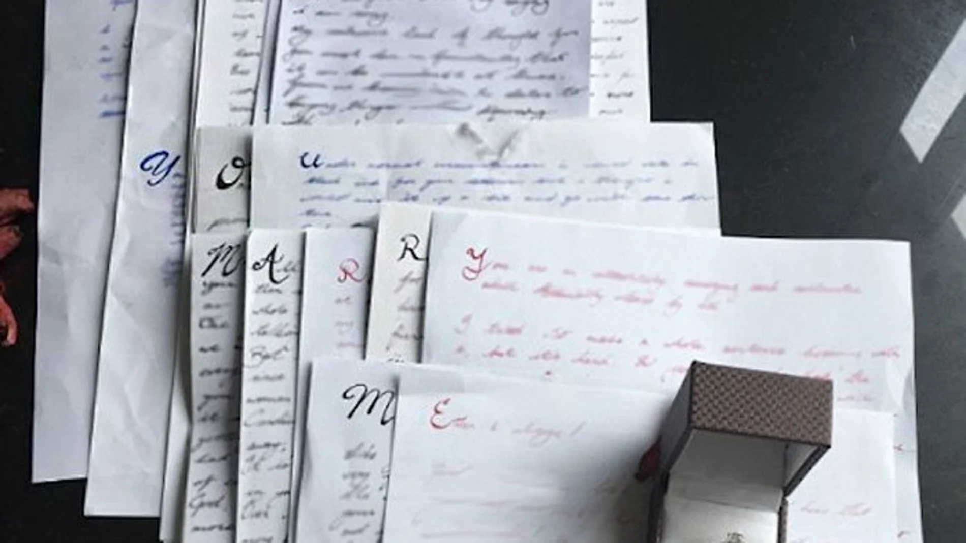 Las cartas que Timothy envió a su actual mujer Candice Catherine para pedirle matrimonio Las cartas que Timothy envió a su actual mujer Candice Catherine para pedirle matrimonio