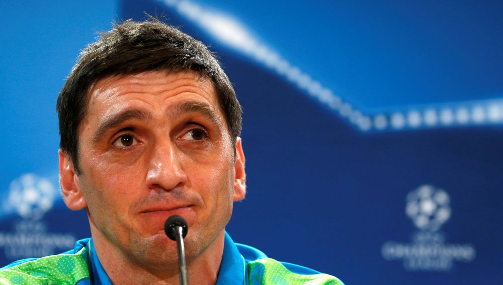 Tayfun Korkut, técnico del Bayer Leverkusen, en rueda de prensa