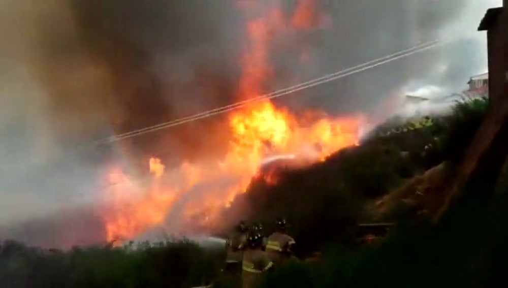 Frame 5.85303 de: Alerta roja en la región chilena de Valparaíso por un gran incendio forestal
