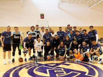 Los jugadores del Real Madrid de fútbol y baloncesto