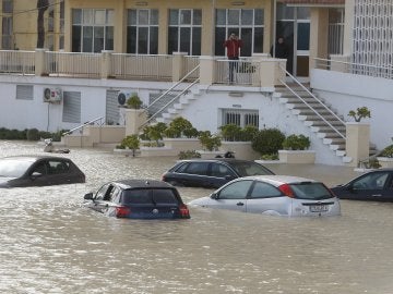 Algunos de los vehículos que han quedado atrapados por las fuertes lluvias registradas durante la pasada noche en Alicante