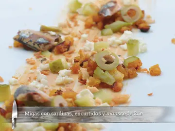 MIgas con sardinas, encurtidos y mousse de foie MIgas con sardinas, encurtidos y mousse de foie