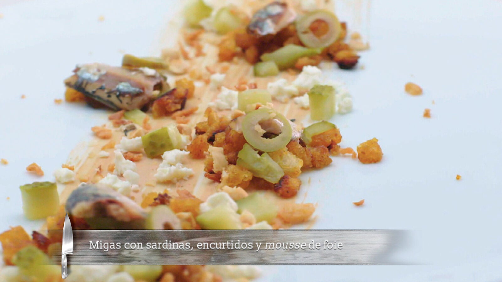 Migas con sardinas, encurtidos y mousse de foie