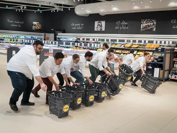 Guerra en el supermercado por conseguir los mejores productos envasados Guerra en el supermercado por conseguir los mejores productos envasados