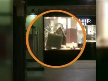 Frame 66.623775 de: Atraco a mano armada en una joyería en pleno paseo turístico del sur de Gran Canaria Frame 66.623775 de: Atraco a mano armada en una joyería en pleno paseo turístico del sur de Gran Canaria