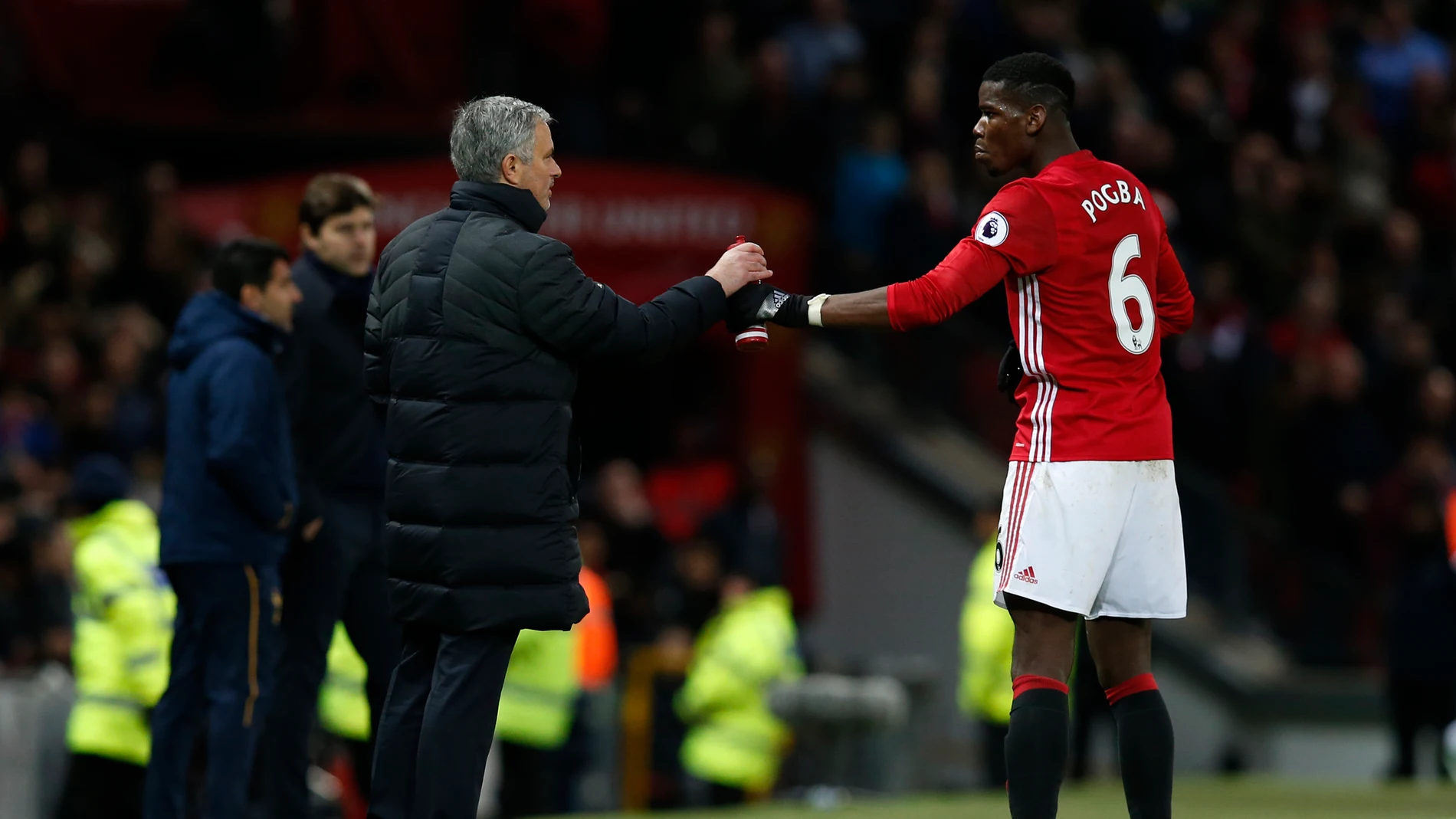 Mourinho y Pogba, en un partido del Manchester United Mourinho y Pogba, en un partido del Manchester United