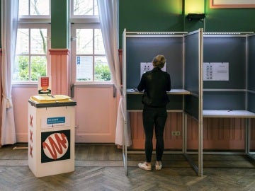 Una ciudadana holandesa vota
