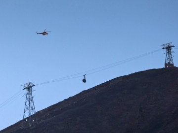 Tres helicópteros del Grupo de Emergencias y Salvamento (GES) del Gobierno de Canarias y otro de la Guardia Civil participan en la evacuación