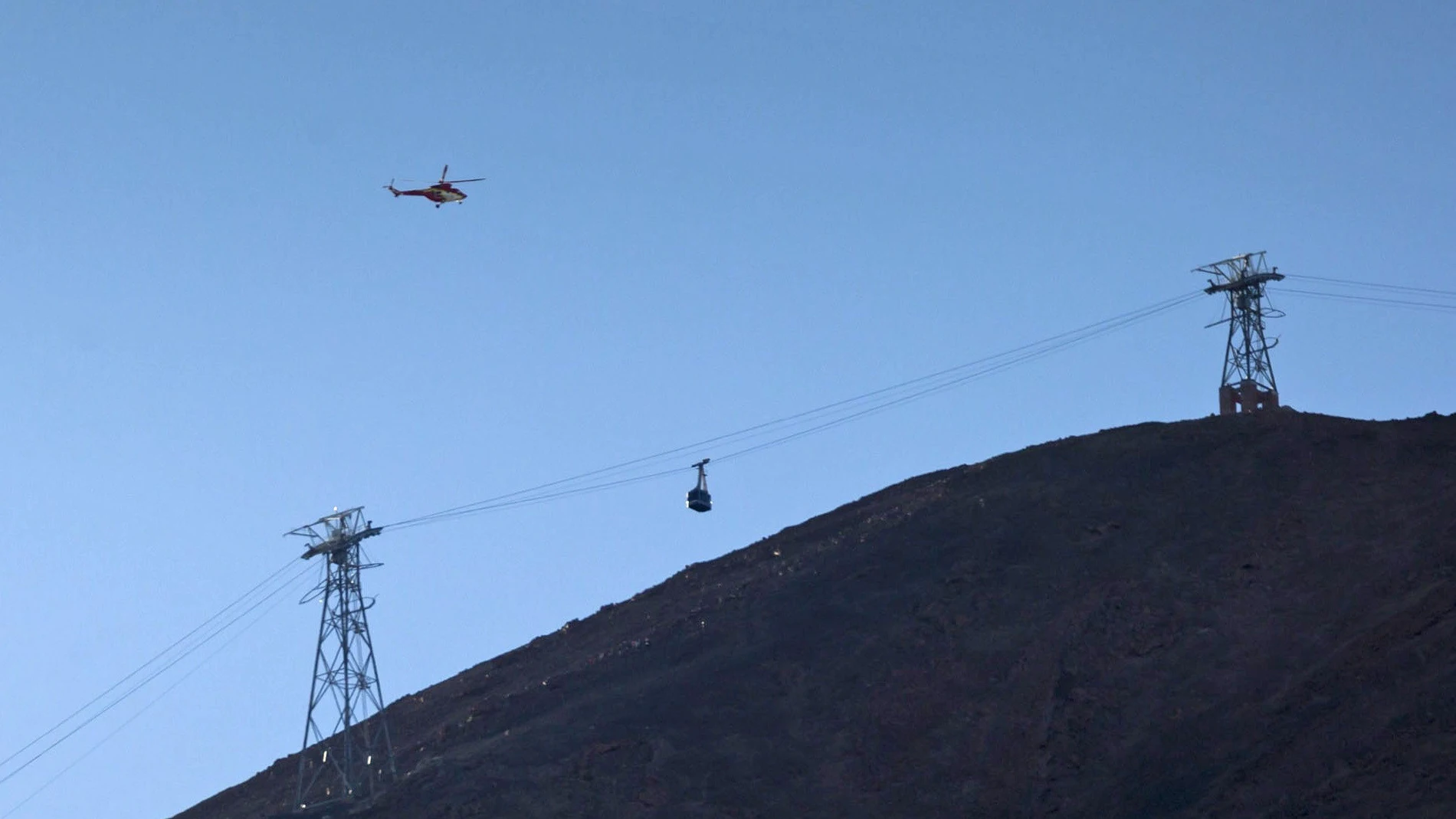 Tres helicópteros del Grupo de Emergencias y Salvamento (GES) del Gobierno de Canarias y otro de la Guardia Civil participan en la evacuación Tres helicópteros del Grupo de Emergencias y Salvamento (GES) del Gobierno de Canarias y otro de la Guardia Civil participan en la evacuación