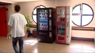Frame 8.109846 de: Murcia retirar&aacute; la boller&iacute;a industrial de las m&aacute;quinas expendedoras en sus hospitales