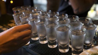 Varios 'chupitos' de vodka
