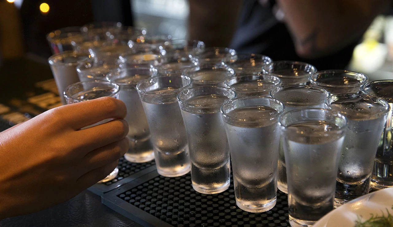 Varios 'chupitos' de vodka
