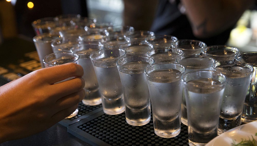 Varios 'chupitos' de vodka