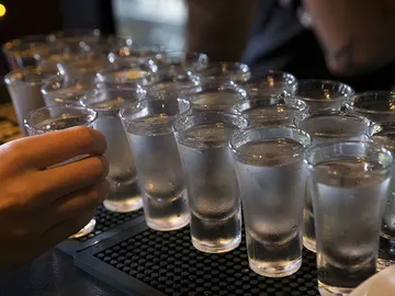 Varios 'chupitos' de vodka Varios 'chupitos' de vodka