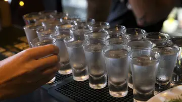 Varios 'chupitos' de vodka Varios 'chupitos' de vodka