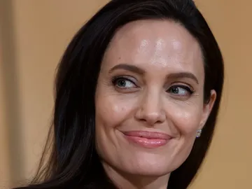 Angelina Jolie vuelve a sonreír después de que Brad Pitt haya hecho las paces con sus hijos Angelina Jolie vuelve a sonreír después de que Brad Pitt haya hecho las paces con sus hijos