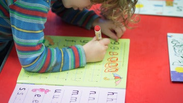 Niño escribiendo