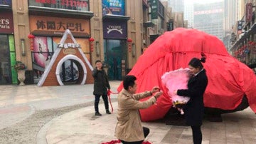 Un ciudadano chino pide matrimonio a su pareja