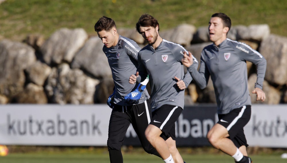 Remiro, en un entrenamiento del Athletic junto a Yeray Álvarez y Óscar de Marcos